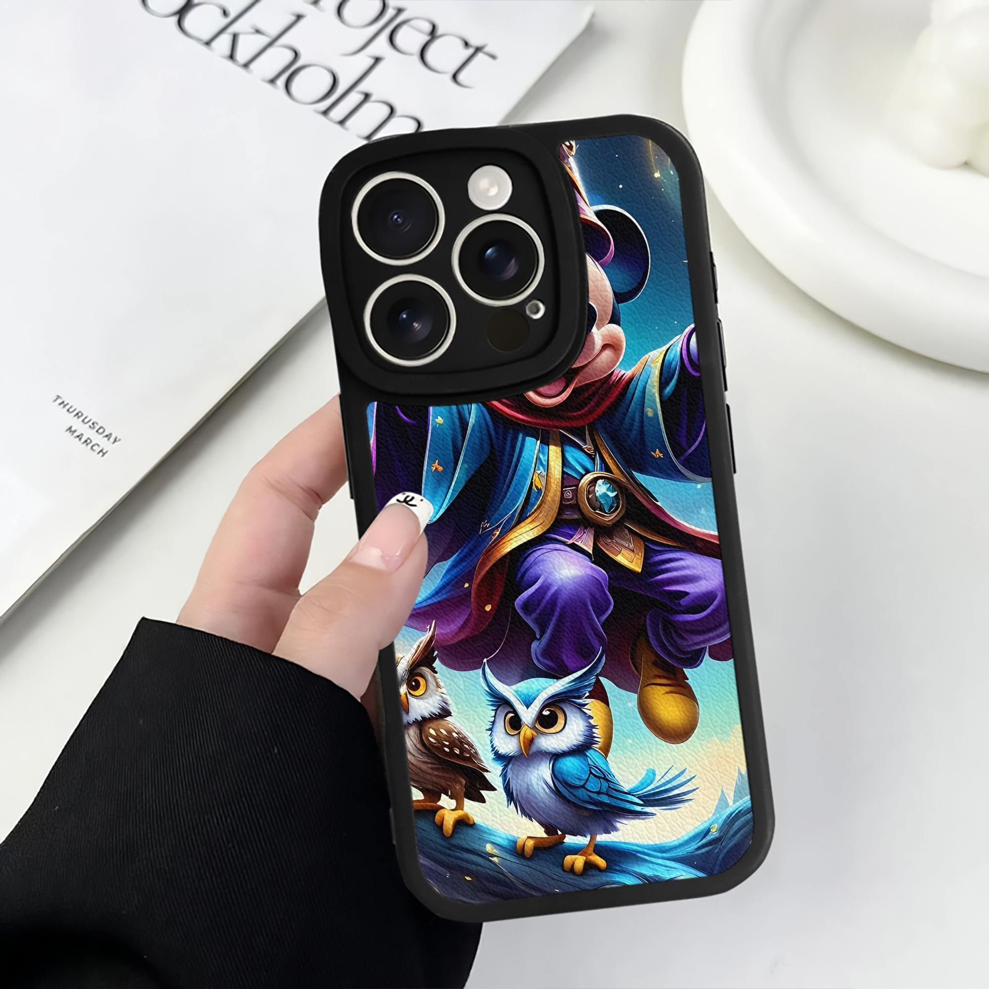 （画像用） ミッキーマウス Mickey Mouse 【iPhone 16シリーズ対応】シリコンスマホケース（レザー調） 材質：シリコン